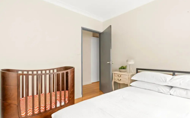 Lovely 2-bed With Balcony