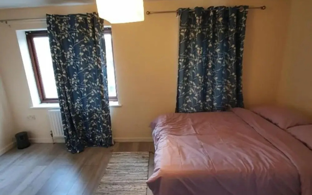 4 Bed House Sleeps 12 - Private Garden - Parking