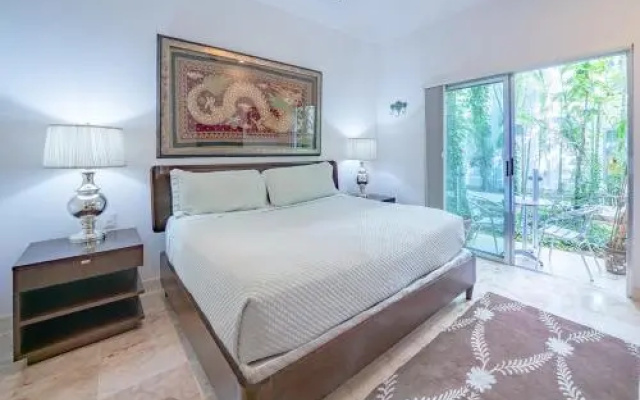 Beachside Retreat - Mujeres Bailando