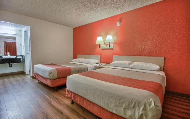 Motel 6 Fresno - Blackstone South