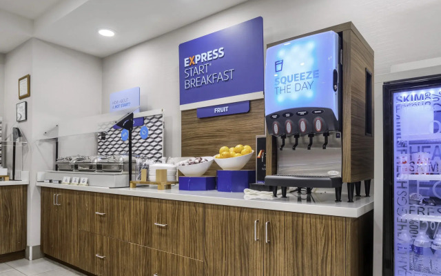 Holiday Inn Express & Suites Macon - I-475 By IHG