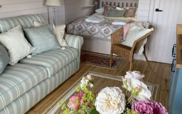 Cabins in Oxfordshire With Hot Tub & Meadow Views