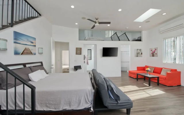 Modern Loft Rooftop Deck Venice Beach Studio Bedroom Apts by RedAwning