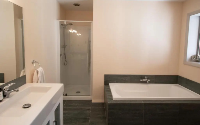 Golden Paradise - Rangihaeata Holiday Home