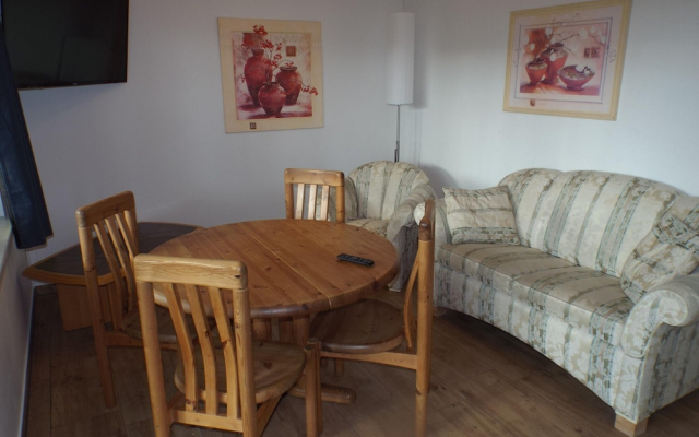 Moderner Bungalow im Ferienpark mit Seezugang