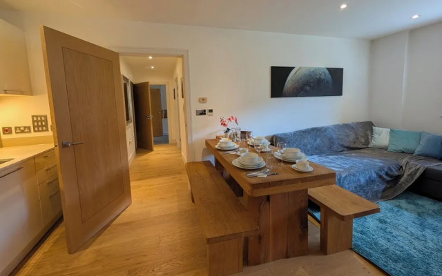 2 Bed Apartment Sleeps 6 - Pets Welcome - Rooftop