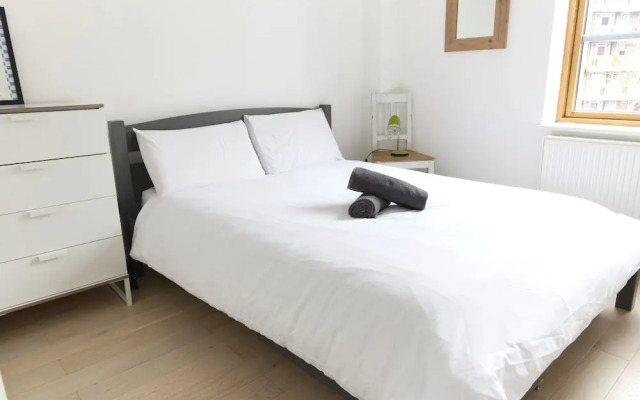 Apartment With Canal View in Broadway Market