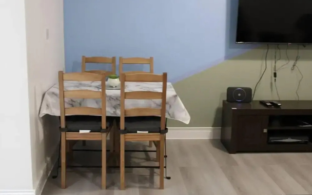 Apartment - Sleeps 4 - Garden - Parking