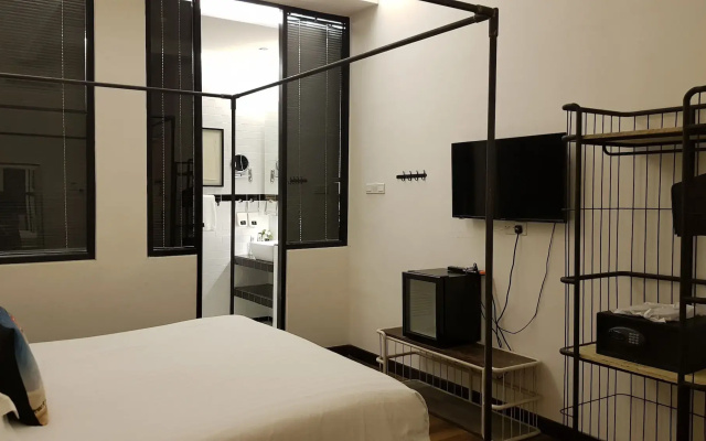M Boutique Station 18