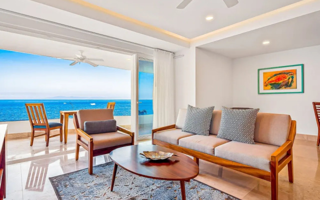 Fantastic Oceanfront Apartment With Balcony, Pool & Central AC