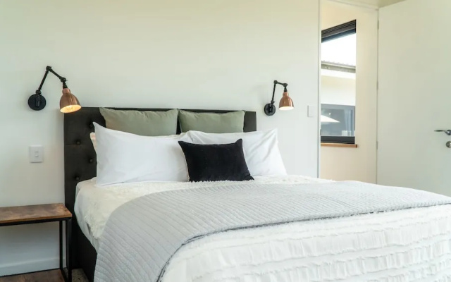 Farrant Drive - Sleeps 8 - Lake & Mountain Views - Modern & Stylish
