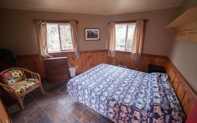 North Yellowstone Lodge and Hostel