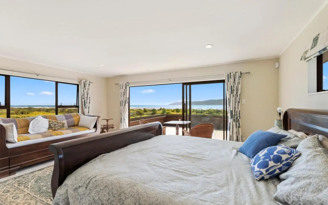 Island View Beach House - Paraparaumu Beach Holiday Home
