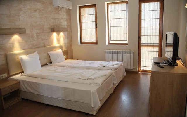 Raya Guest House