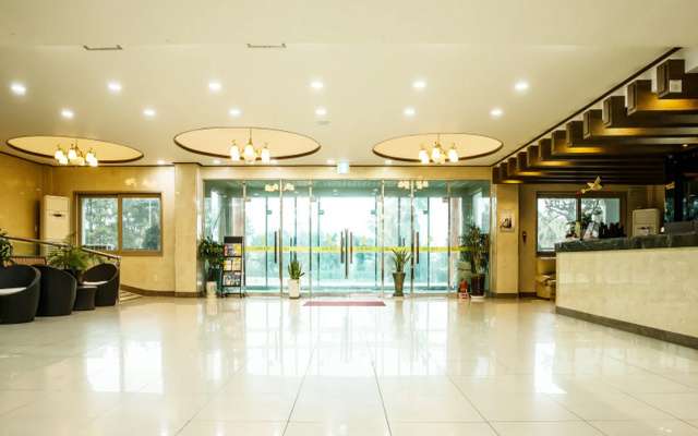Whinstone Hotel and Resort