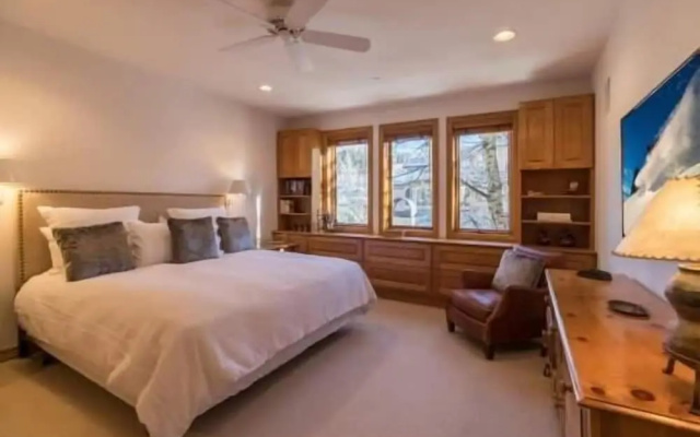 Strawberry Park Ski-in Ski-Out Condo by RedAwning