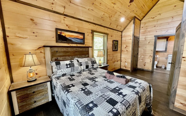 Bearly Behaving 2 Bedroom Cabin by RedAwning