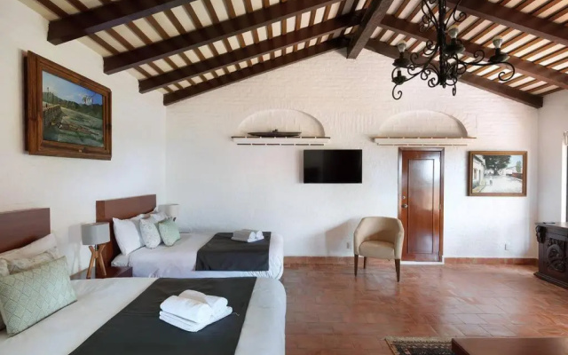 3 Bedroom Spacious Villa with Pool & Lake view