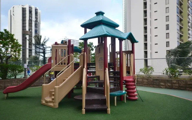 Waikiki Banyan #2513 by RedAwning
