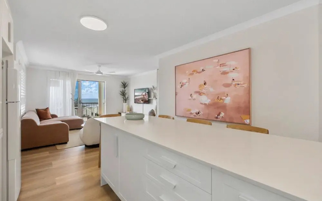 Bright 2-bed Apartment With Stunning Ocean Views