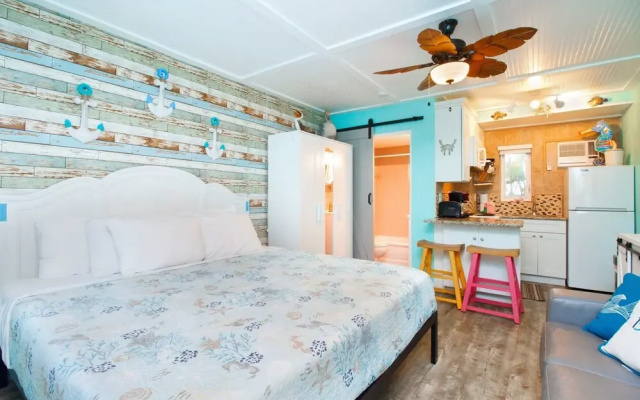 Tropic Terrace #9 - Beachfront Rental Studio Bedroom Condo by Redawning