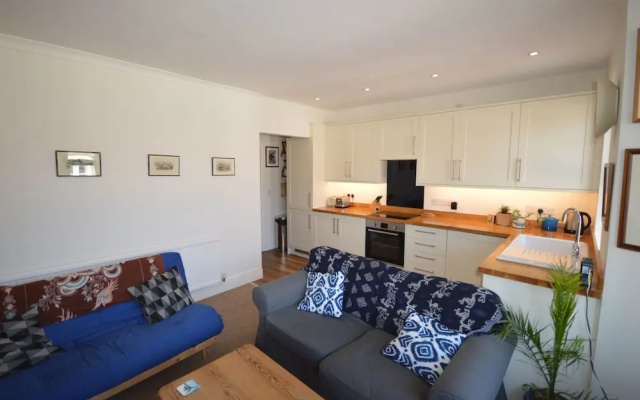 Charming 2 Bedroom Apartment Near Station