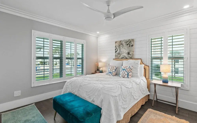 Colony Beach Club 250