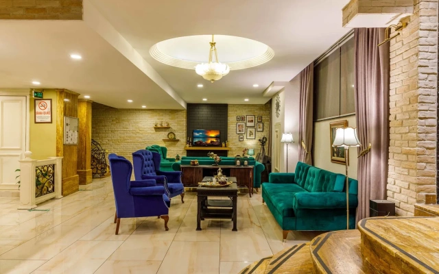 Hotel Golden Crown