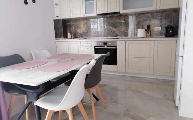 Aqua West Apartment