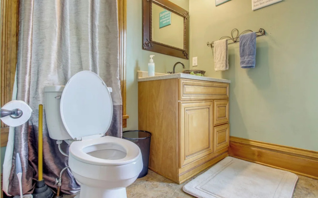 < 1 Mi to Downtown: Historic Dubuque Gem!