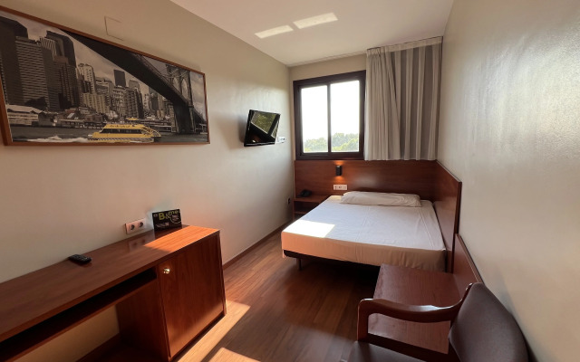 Отель B&B Tarragona Reus