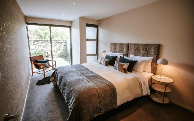 Lake Edge - Sleeps 6 - Centrally Located - Lake & Mountain Views