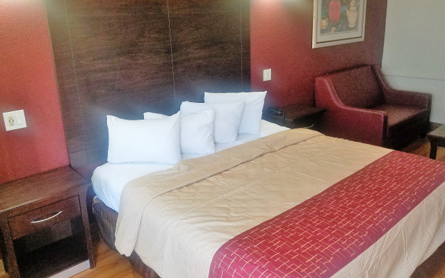 Red Roof Inn & Suites Houston - Hobby Airport