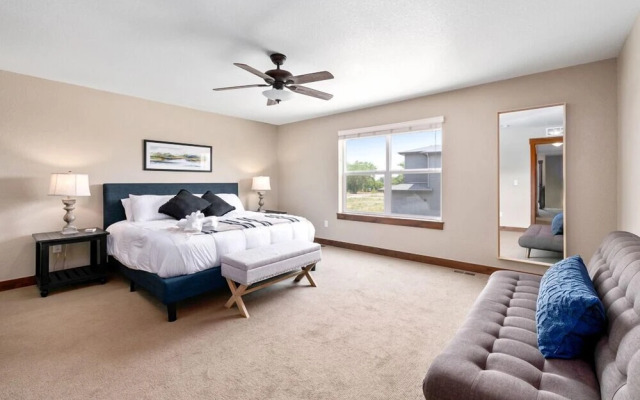 Spectacular Townhome near Breweries and River District!