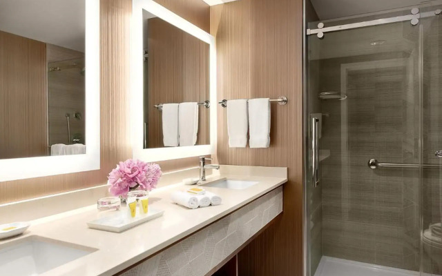 Auberge Vancouver Hotel