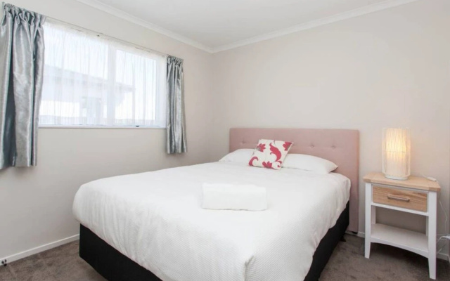 Spacious 3 bedroom in Flat Bush