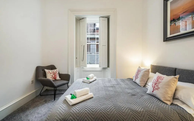The Renfrew Residence 4-bedroom, city centre