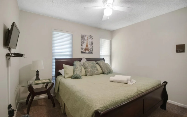 Tampa Bay- Large Pool home- Private Heated Pool!