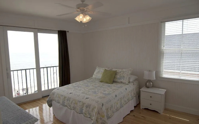 Moontide - 5 Br home by RedAwning