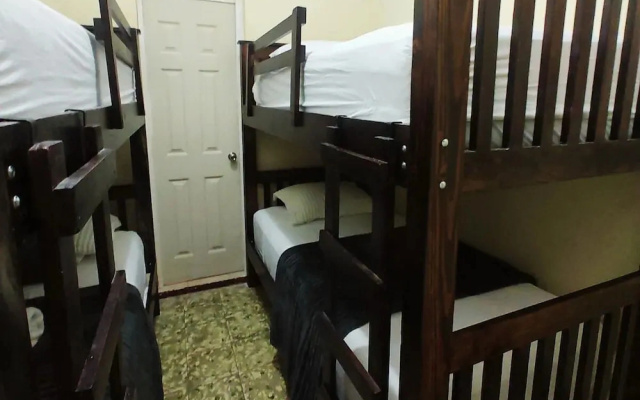 Gold House Parking & Hostal