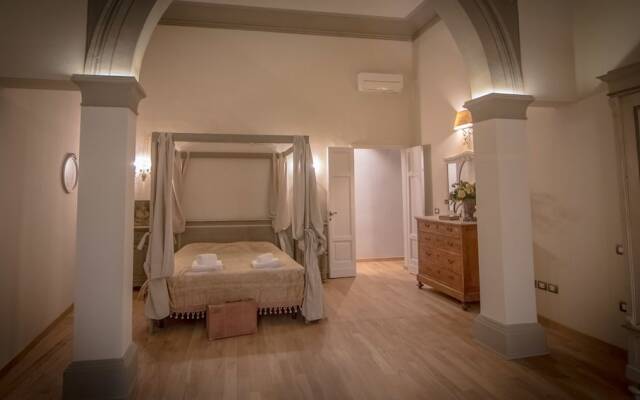 Отель Breathtaking 4BD Apt 5min Walk to Duomo комната для гостей