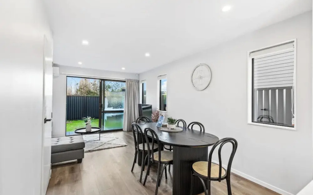 4BR Townhouse for Families Zodiak Stays