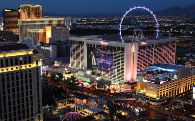 Отель Four Points by Sheraton Las Vegas East Flamingo США, Лас-Вегас - отзывы, цены и фото номеров - забронировать отель Four Points by Sheraton Las Vegas East Flamingo онлайн вид на фасад
