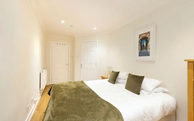 JOIVY Gorgeous Flat Near Edinburgh Castle W/ Parking