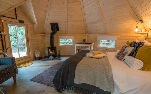 Hobbit Cabin for 2 - Outdoor Bath / Wood Burner
