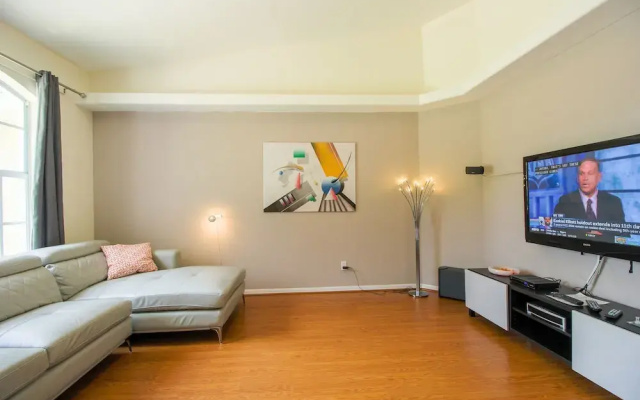 Spacious Modern Pool Home, Family & Golf Trips - 4727 4 Bedroom Home by RedAwning