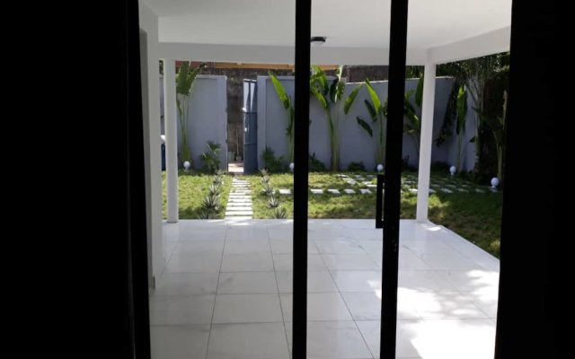 Residence Jojo T4 in Abidjan, Cote d'Ivoire from 293$, photos, reviews - zenhotels.com hotel front