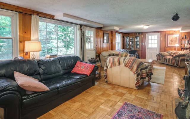 3 Mi to Nih! Spacious Bethesda Apt w/ Yard