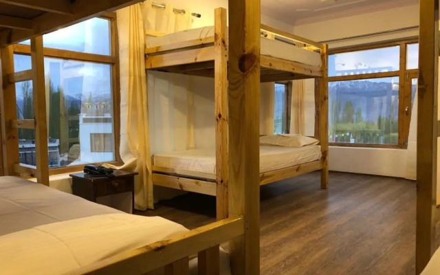 Ree Hostel By Raybo