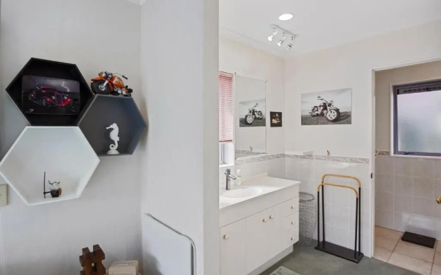 Fantails Roost - Bowentown Holiday Home